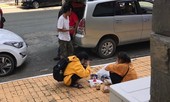 Bữa cơm giữa sân trường của người mẹ nghèo và cô sinh viên năm nhất