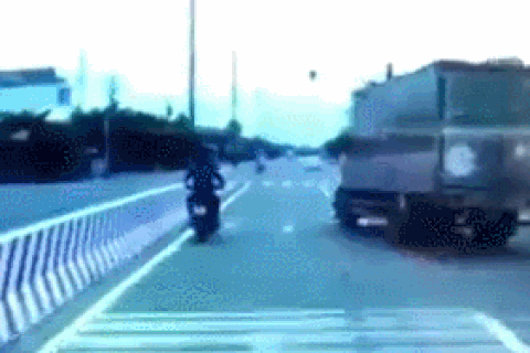 Thanh niên đi xe máy ném đá xe tải và cái kết khiến người xem rùng mình