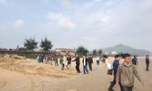 Rủ nhau xuống biển tắm, hai học sinh bị sóng cuốn mất tích