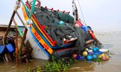 Tàu cá bị chìm tại cửa biển, 5 ngư dân may mắn thoát nạn