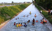 Nắng 'đổ lửa', cụ già, trẻ nhỏ giải nhiệt ở sông suối kênh mương