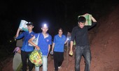 Lên dốc vượt núi tiếp tế lương thực cho lực lượng dập lửa cứu rừng