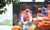 Hàng chục chuyến xe chở hàng cứu trợ đến 'tâm lũ' Hà Tĩnh