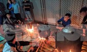 Ấm lòng những nồi bánh chưng cứu đói dân vùng lũ