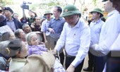 Hình ảnh Thủ tướng Nguyễn Xuân Phúc thăm hỏi, động viên nhân dân rốn lũ Quảng Bình
