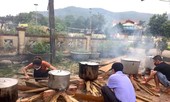 Góp gạo nếp, đậu xanh, thịt heo gói bánh chưng tặng khu cách ly