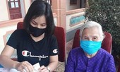 Cụ bà 90 tuổi cầm xấp tiền 1 ngàn và 2 ngàn đồng ủng hộ quỹ chống dịch