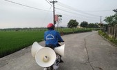 Thanh niên tình nguyện 'cõng loa' đến từng thôn xóm tuyên truyền phòng COVID-19