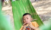 Dân Hà Tĩnh kéo nhau ra bờ biển dựng lán, mắc võng tránh nắng nóng