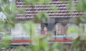 Nước chạm nóc, người dân Hà Tĩnh ngồi mái nhà chờ cứu trợ