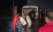 Giải cứu xe buýt chết máy giữa dòng nước xiết
