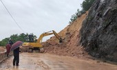 Kinh hãi hàng nghìn khối đất đổ ập xuống quốc lộ ở Nghệ An