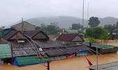 Nước dâng cao gần tới nóc nhà, một huyện ở Nghệ An bị cô lập hoàn toàn