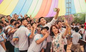 Fan áo trắng bao vây cựu ‘học sinh cá biệt’ Xuân Nghị