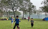 Cuối tuần nắng ấm, nhiều gia đình đưa trẻ đi công viên