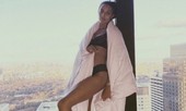 Thiên thần Jasmine Tookes diện nội y tạo dáng bên cửa kính trong suốt