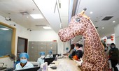 Cô gái mặc bộ đồ hươu cao cổ đến viện vì sợ bị lây bệnh