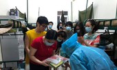 Thương lắm chú bộ đội dáng lom khom cúi gập để cảm ơn đồng bào!