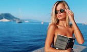 'Búp bê' tóc vàng Frida Aasen táo bạo bán nude