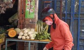 Mùa khó, sinh viên xa nhà ăn cơm 10.000 đồng, tận dụng thức ăn thừa...