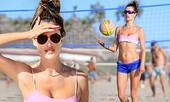 Alessandra Ambrosio trẻ đẹp đầy năng lượng khi chơi bóng chuyền bãi biển