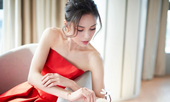 'Tiểu Long Nữ' Lý Nhược Đồng 54 tuổi gợi cảm với váy ngắn vai trần