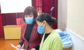 Người dân nghẹn ngào khi nhận mỳ, gạo hỗ trợ