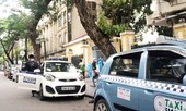 Hà Nội: Nhiều taxi phớt lờ lệnh cấm hoạt động vẫn đón, trả khách trên đường