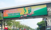 Cận cảnh loạt biển quảng cáo cầu vượt ở Hà Nội 'chống lệnh' tháo dỡ