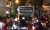 Xe buýt chết máy giữa đường, người dân khổ sở nhích từng tý một