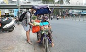 Nhóm bạn trẻ giúp người bán vé số vượt qua dịch COVID-19