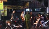 Cha chốt cửa phòng cùng hai con, phóng hoả