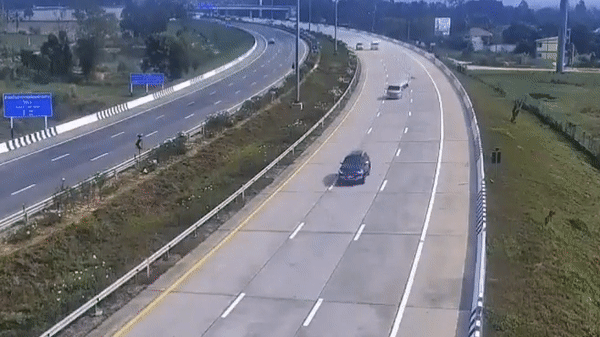 Ôtô nổ lốp đâm vào rào chắn, hành khách văng tứ tung