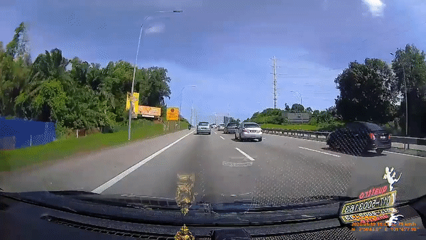 Ford Ranger phóng nhanh vượt ẩu, gây họa cho xe máy
