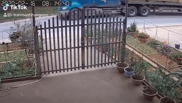 Vượt vội vàng, xe máy đâm trực diện ôtô ngược chiều