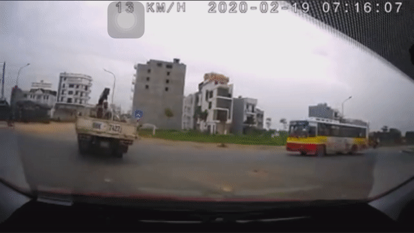 Xe buýt lao thẳng vào đuôi xe tải