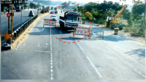 Tài xế say xỉn, đâm đổ cột đèn giao thông