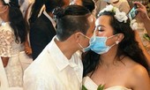 200 cặp đôi đeo khẩu trang làm lễ cưới