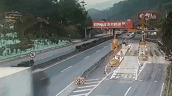 Va vào rào chắn, xe tải bốc cháy dữ dội