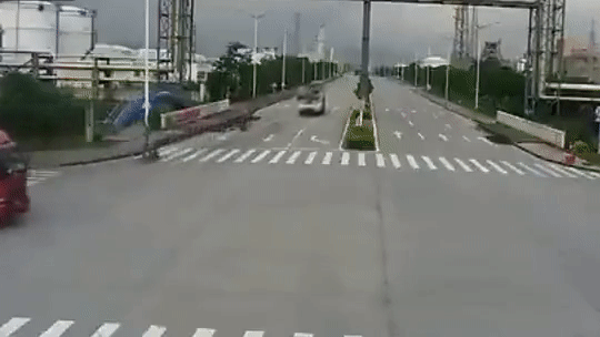 Xe cẩu đâm xe bồn bốc cháy