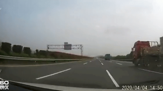 Né vật lạ, ôtô mất lái đâm xe container