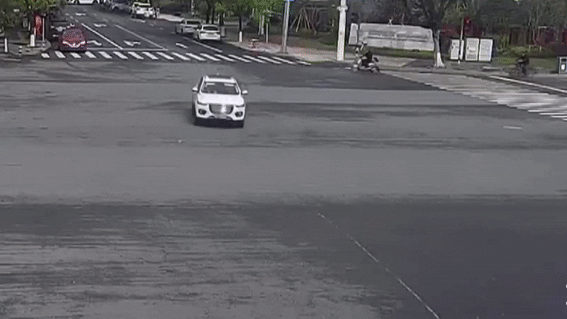 Vượt đèn đỏ, SUV bị đâm lật giữa giao lộ