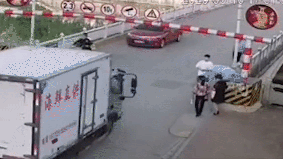 Cố qua cầu, xe tải đâm sập rào giới hạn độ cao