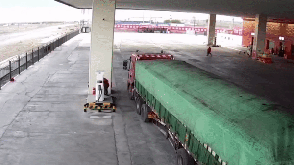 Lốp xe lăn vào trạm xăng, 3 người thoát chết