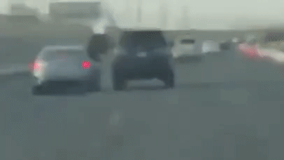 Rơi khỏi xe sau khi cố đấm SUV trên đường