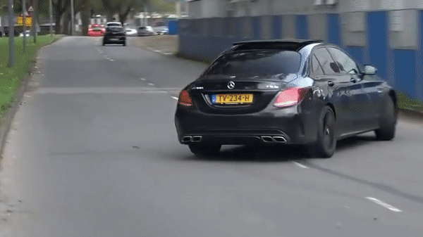 Ham thể hiện, tài xế lao xe Mercedes vào gốc cây