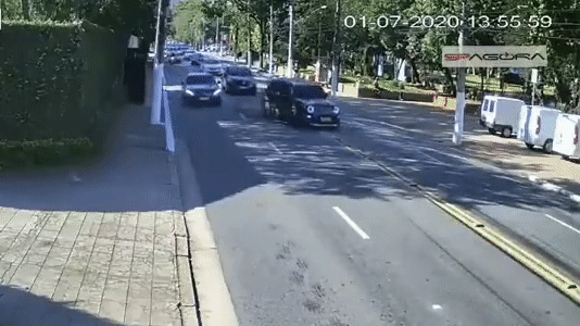 Tài xế đánh lái, SUV hạ gục hai môtô
