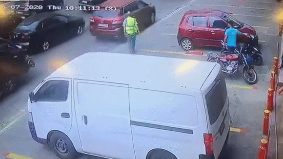 Người đàn ông thoát khỏi bị xe đâm trong gang tấc