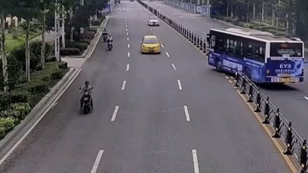 Ôtô đột nhiên drift vào xe buýt đang quay đầu
