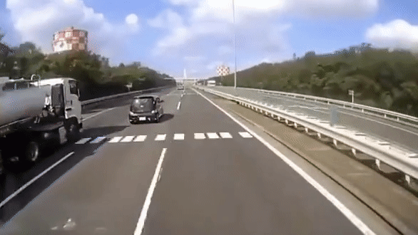 Phóng nhanh trên cao tốc, xe Porsche đâm tan nát ôtô